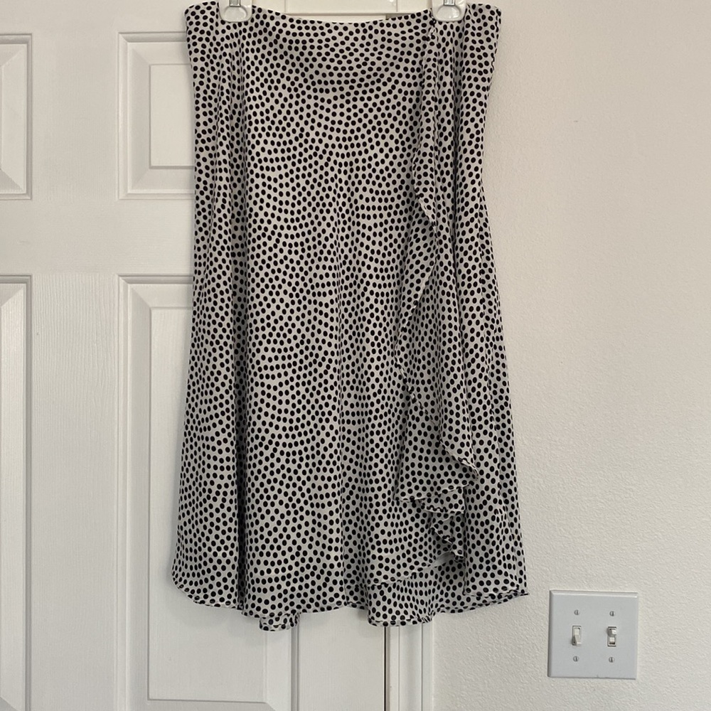 DKNY pocket dot midis skirt with ruffle embellishment.